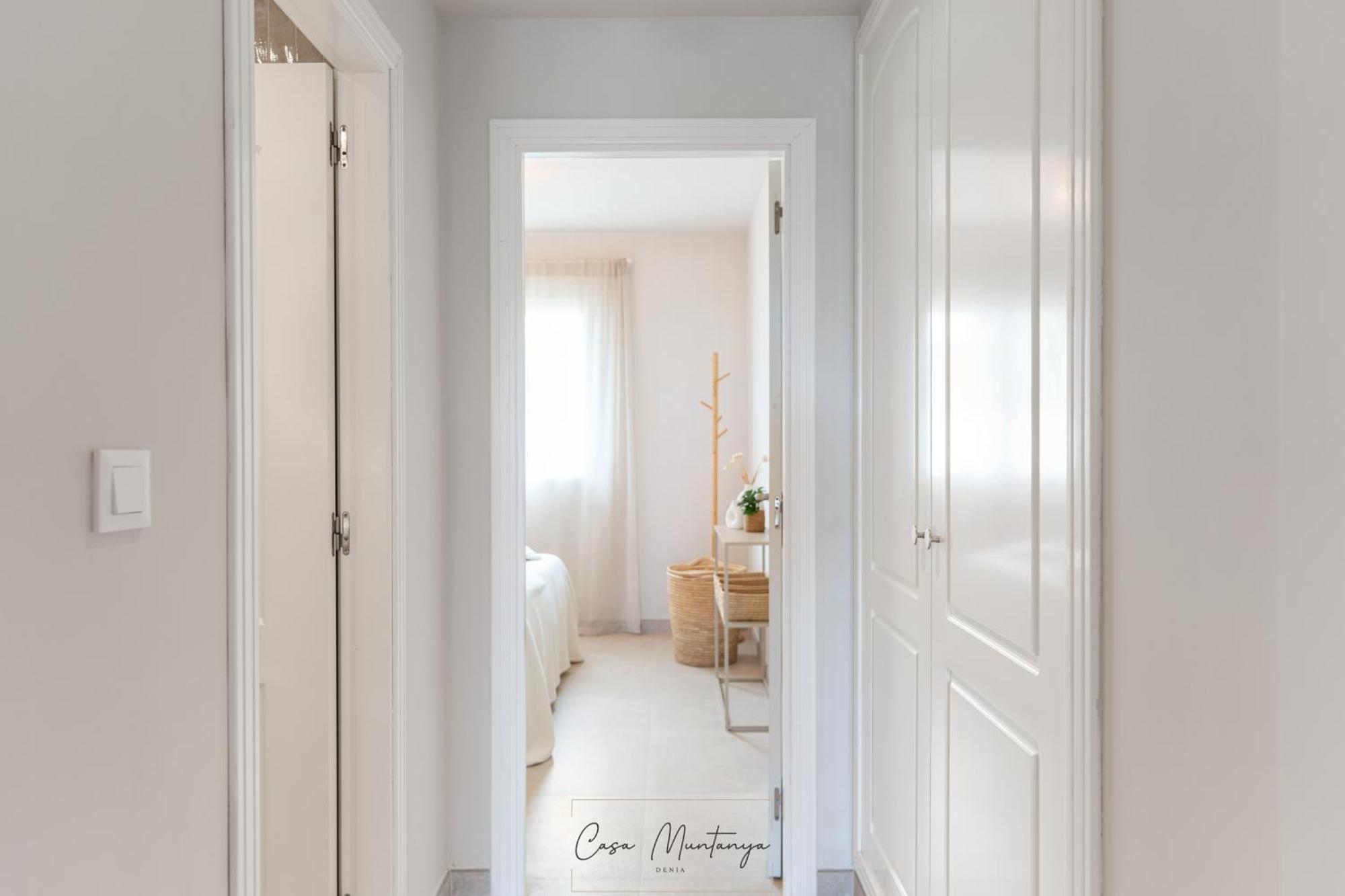 De Diseno Reformado Con Piscina Y Jardin *