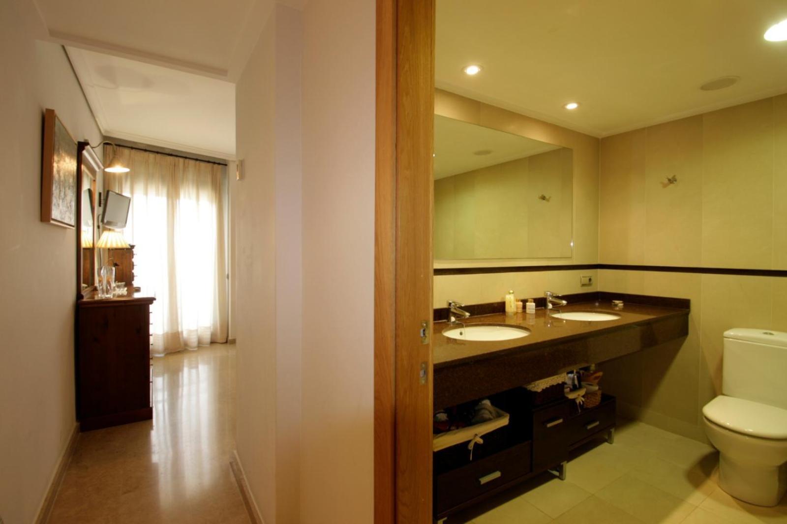 Apartamento La Rosaleda, Centrico, Con Garaje Y Terraza Exterior *