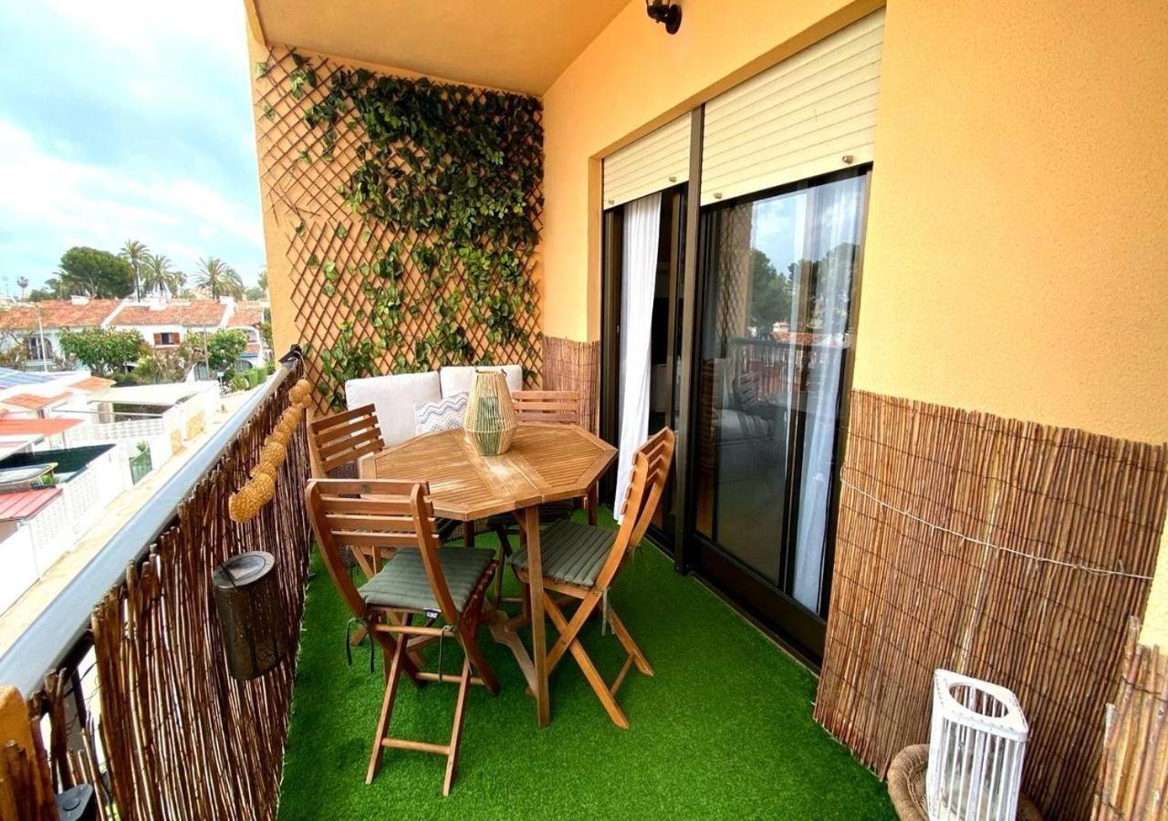 Espuma De Mar En Primera Línea De Playa De Apartamento