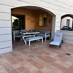 Jardines de Las Marinas con una gran terraza