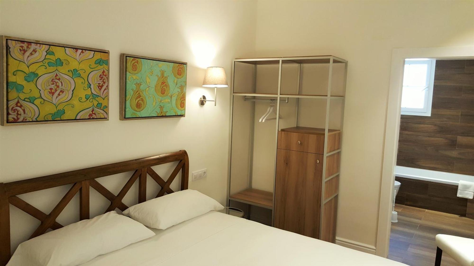 Mr Hotelet De La Racona & Hotel 3*