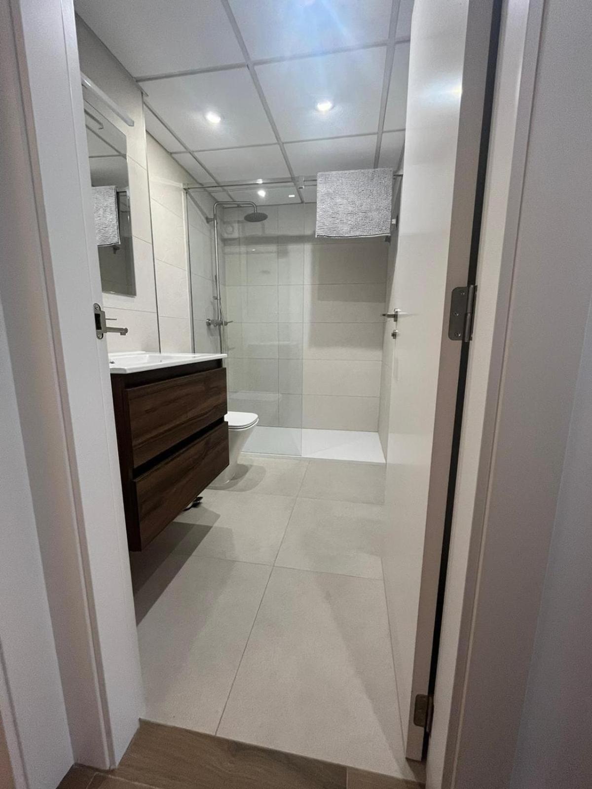 Moderno Centrico Con Piscina Y Parking